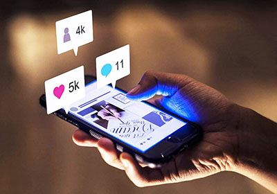Page Facebook sur mobile - mot Social media